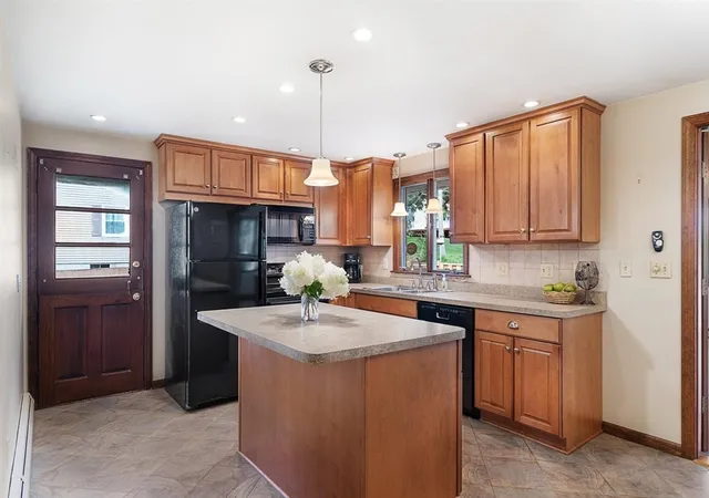 2nd image of 8 Beechwood Dr, Rutland, MA 01543 | MLS# 73568333