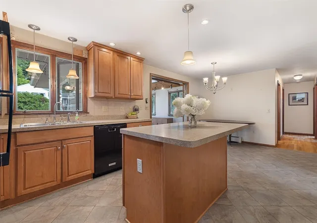 3rd image of 8 Beechwood Dr, Rutland, MA 01543 | MLS# 73568333