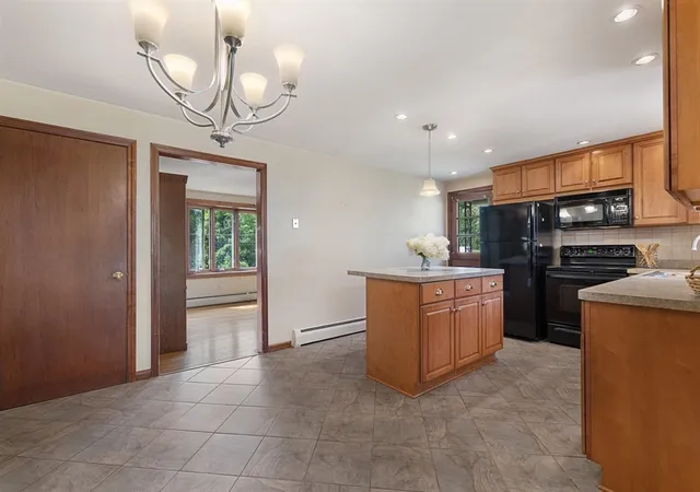 4th image of 8 Beechwood Dr, Rutland, MA 01543 | MLS# 73568333