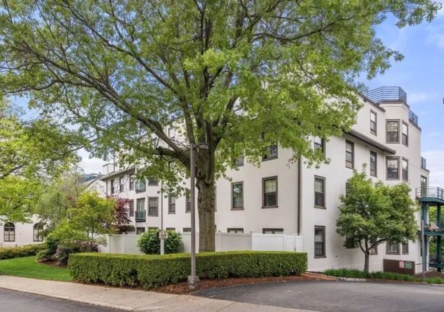 1st image of 227 Summit Ave #E304, Brookline, MA 02446 | MLS# 73530942