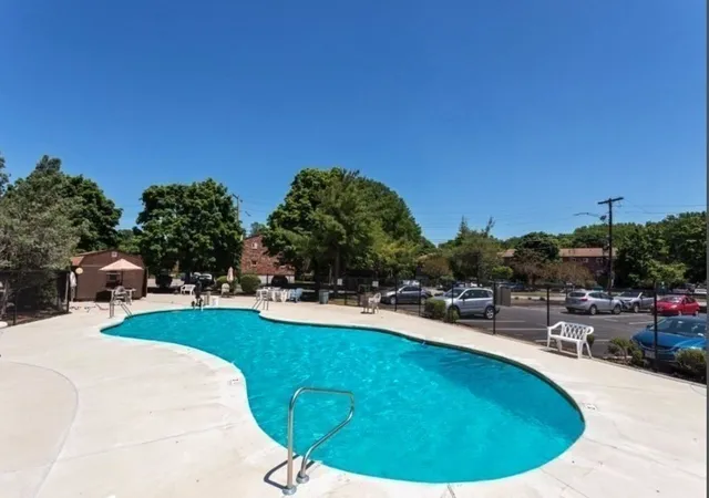 2nd image of Chestnut Village, Chestnut Hill, MA 02467