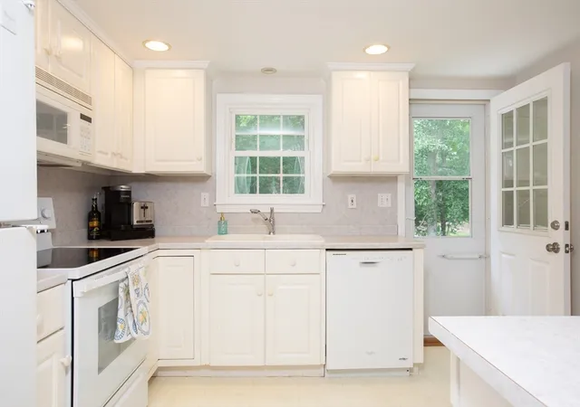 Photo 4 of Sale Pending at 40 Fairwood Dr, Pembroke, MA 02359 | MLS# 73561743 | Listing updated on 2026-08-31