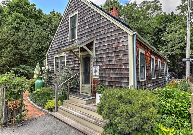 3rd image of 26 Bridge St, Warren, RI 02885 | MLS# 73556842