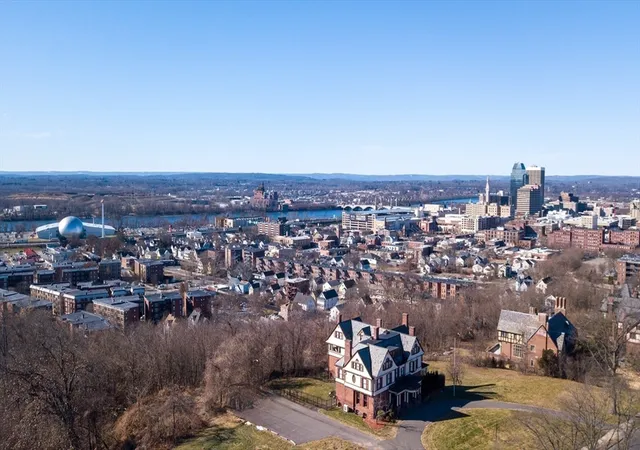 42nd image of 270 Maple St, Springfield, MA 01105 | MLS# 73484553