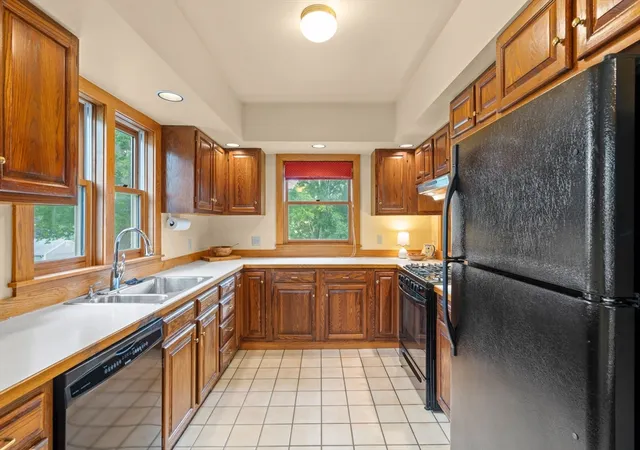 Photo 4 of Sale Pending at 165 E Lothrop St, Beverly, MA 01915 | MLS# 73565853 | Listing updated on 2026-10-17