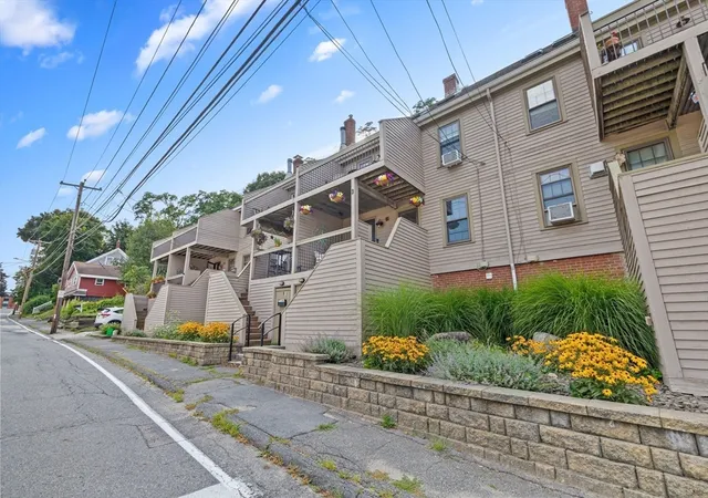 2nd image of 31 Merrimac St, Amesbury, MA 01913