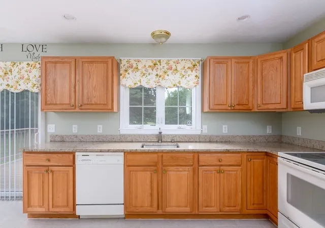 Homes for sale in Rutland, MA | 12 Autumn Woods Dr, Rutland, MA 01543