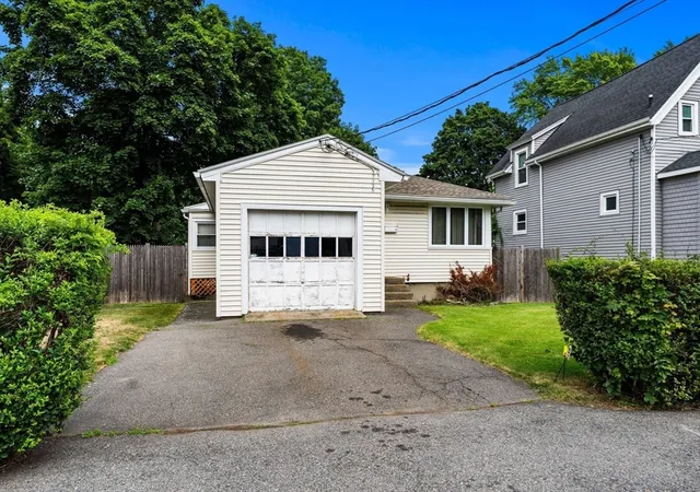 3rd image of 11 Pennybrook Rd, Lynn, MA 01905 | MLS# 73555656