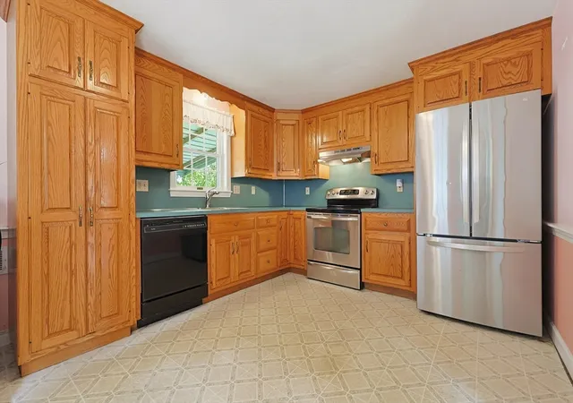 3rd image of 98 Pleasant St, Franklin, MA 02038 | MLS# 73562018