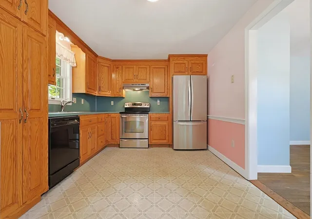 4th image of 98 Pleasant St, Franklin, MA 02038 | MLS# 73562018