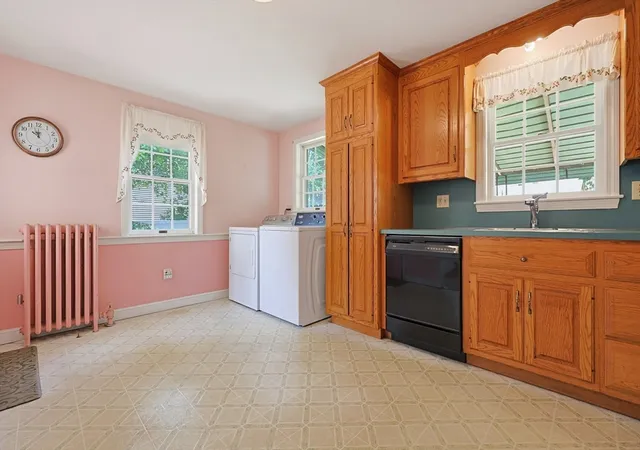 5th image of 98 Pleasant St, Franklin, MA 02038 | MLS# 73562018