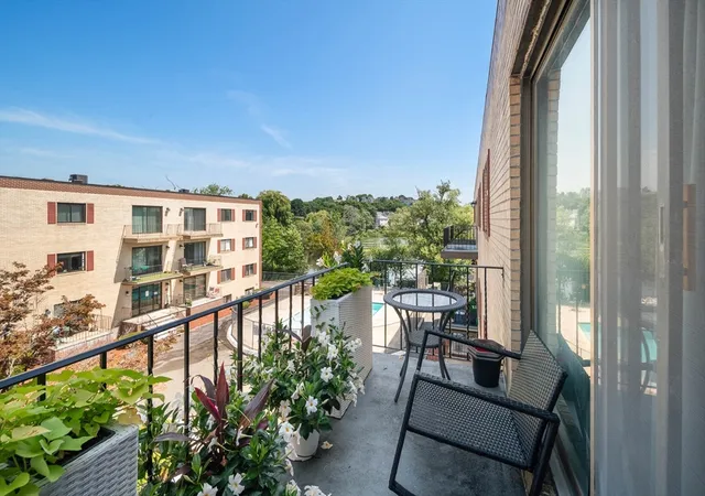1st image of 404 Broadway #303, Lynn, MA 01904 | MLS# 73553304