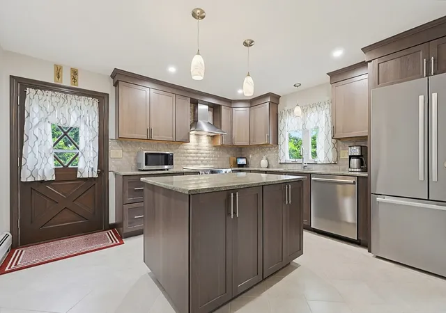 2nd image of 3 King St, Bristol, RI 02809 | MLS# 73551501