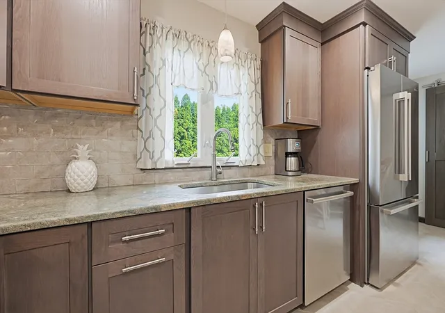 4th image of 3 King St, Bristol, RI 02809 | MLS# 73551501