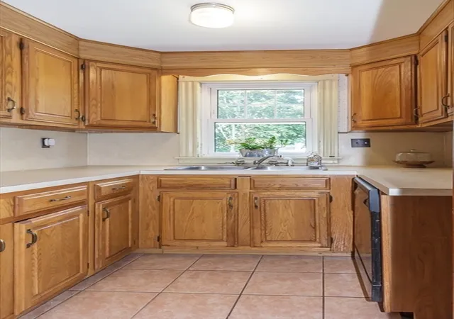 image of 242 Beacon St, Lowell, MA 01850 | MLS# 73560024
