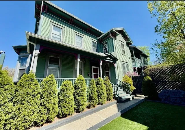 1st image of 127 129 Thompson St, Springfield, MA 01109 | MLS# 73548451