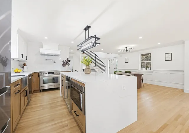 3rd image of 565 Elm St, Concord, MA 01742 | MLS# 73496467
