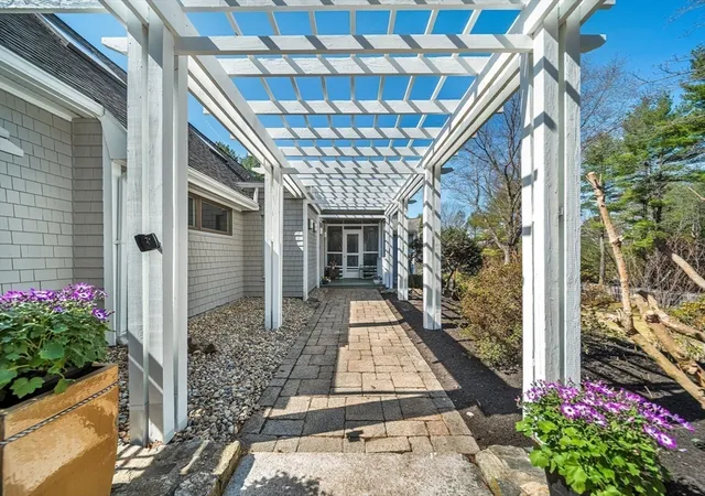 4th image of 39 Kings Grant Rd, Weston, MA 02493 | MLS# 73500883