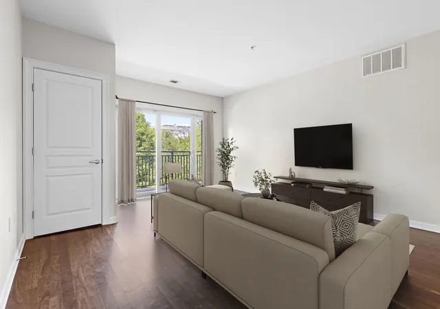 3rd image of 4 Repton Cir, Watertown, MA 02472