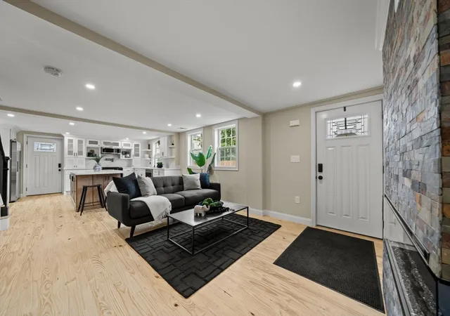 2nd image of 162 High St #B, Danvers, MA 01923 | MLS# 73542806