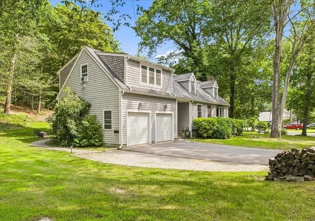 Photo 3 of Single family home for sale at 259 Water St, Hanover, MA 02339 | MLS# 73562539 | Listing updated on 2026-10-04