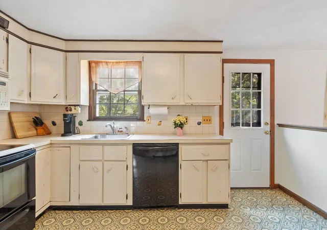 Photo 3 of Sale Pending at 10 Gearty St, Wilmington, MA 01887 | MLS# 73563546 | Listing updated on 2026-09-01