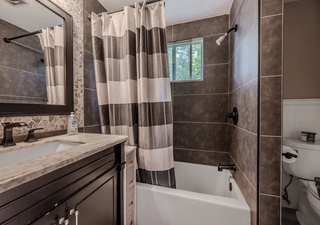 Photo 3 of Single family home for sale at 735 Hildreth St, Dracut, MA 01826 | MLS# 73564540 | Listing updated on 2026-09-18