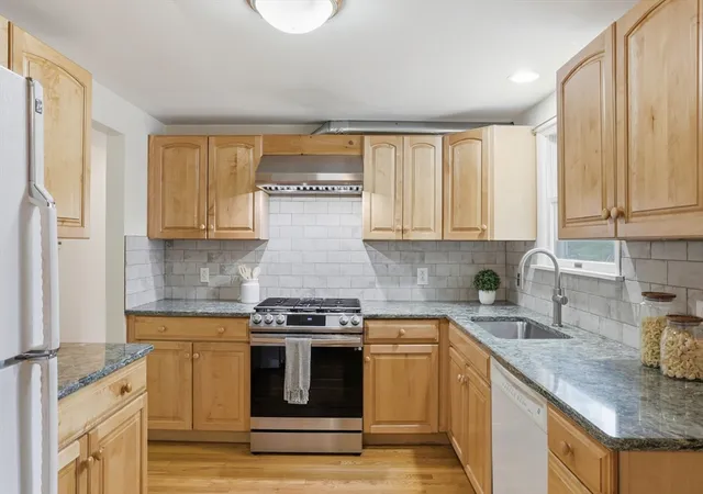 4th image of 6 Hillcrest Rd, Bedford, MA 01730 | MLS# 73529119