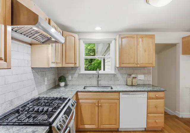 5th image of 6 Hillcrest Rd, Bedford, MA 01730 | MLS# 73529119
