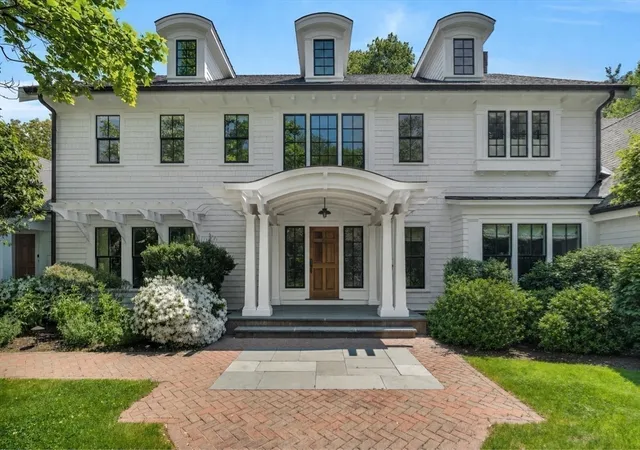 3rd image of 10 Chandler Circle, Weston, MA 02493 | MLS# 73535557