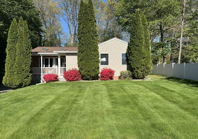3rd image of 17 Pioneer Dr, Longmeadow, MA 01106 | MLS# 73529358