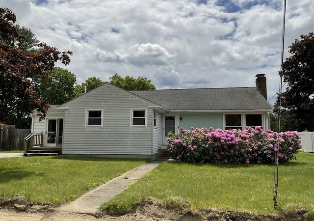 Homes for sale in Uxbridge, MA | 18 Pulaski Street, Uxbridge, MA 01569 | MLS# 73526664