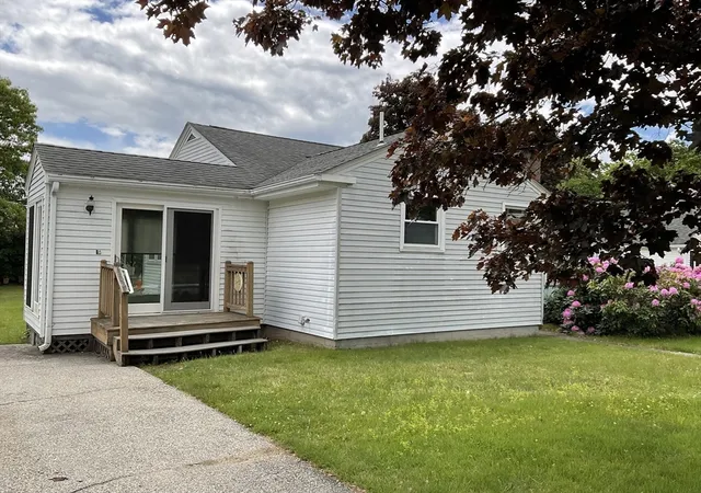 Homes for sale in Uxbridge, MA | 18 Pulaski Street, Uxbridge, MA 01569 | MLS# 73526664