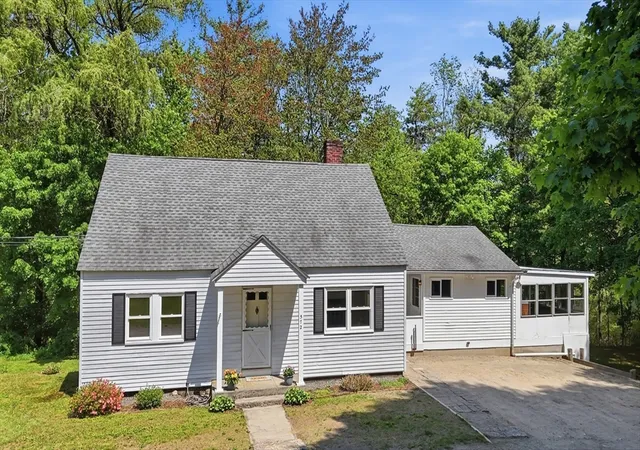 2nd image of 572 Massachusetts Ave, Lunenburg, MA 01462 | MLS# 73528342