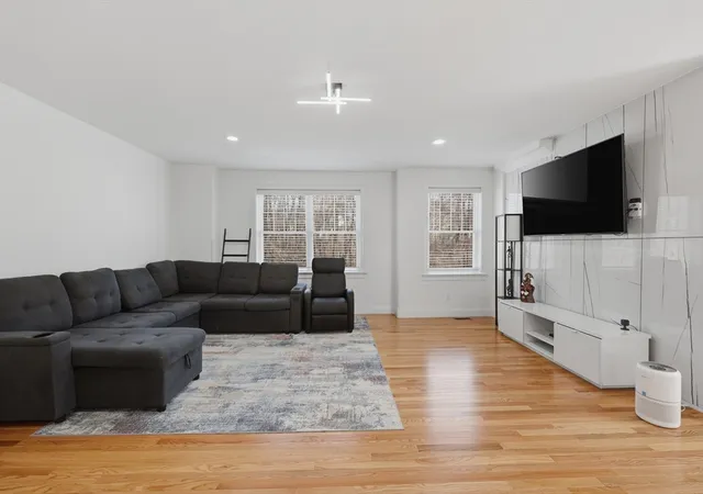Listing Photo 4 - Condo for sale in building located at 670 Burncoat St, Worcester, MA 01606 - Unit #A