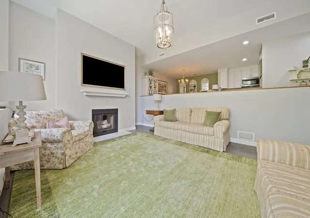 2nd image of 100 Parks St #18, Duxbury, MA 02332 | MLS# 73550105