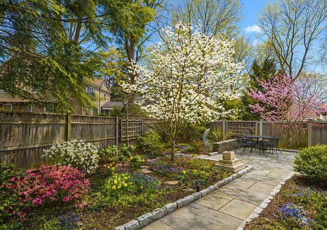 2nd image of 9 Farrar St, Cambridge, MA 02138