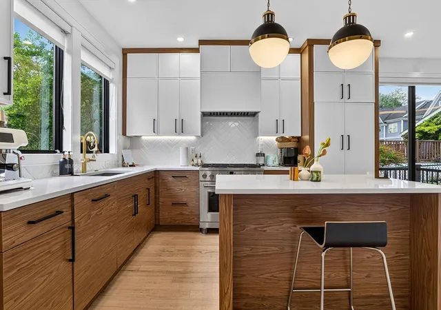 2nd image of 906 908 Chestnut Street #906, Waban, MA 02468 | MLS# 73556100