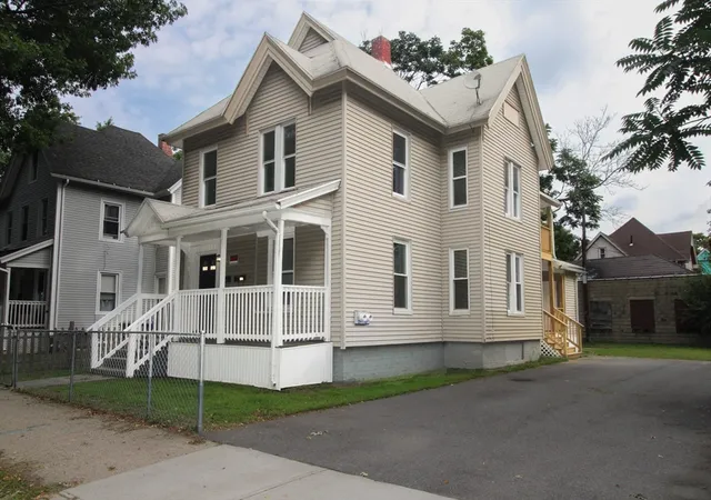 Photo 2 of Sale Pending at 129 Catharine St, Springfield, MA 01109 | MLS# 73570187 | Listing updated on 2026-09-24