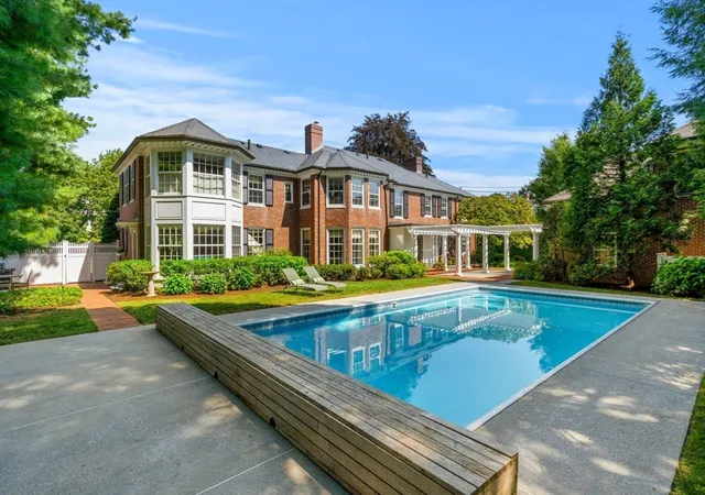 Photo 2 of Sale Pending at 20 Foxcroft Rd, Winchester, MA 01890 | MLS# 73431361 | Listing updated on 2025-09-22