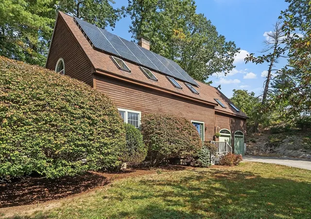 Photo 4 of Sale Pending at 28 Foster St, Beverly, MA 01915 | MLS# 73435067 | Listing updated on 2025-12-09