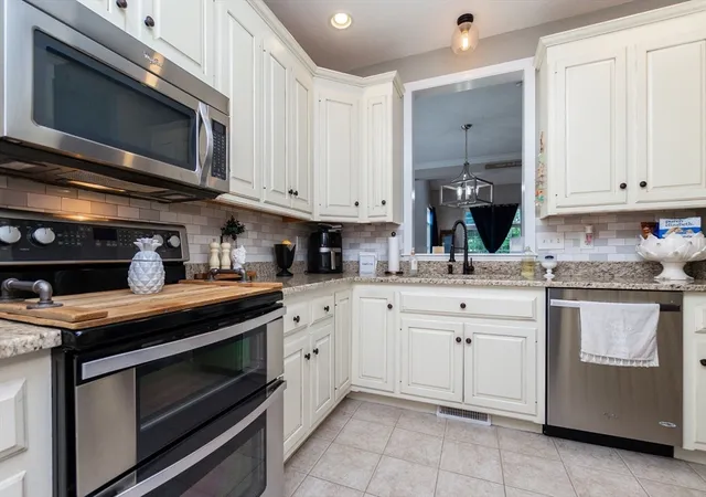 2nd image of 4 Kingson Ln #1, Medway, MA 02053 | MLS# 73566999