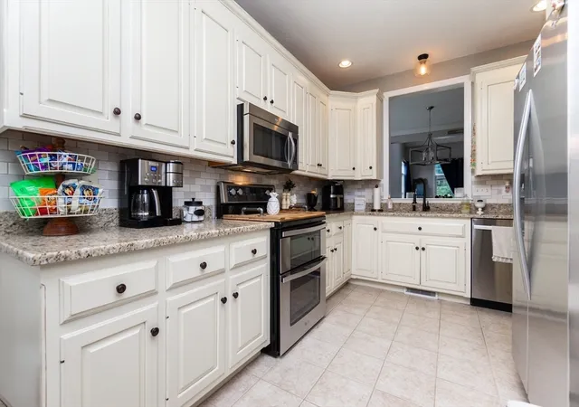 3rd image of 4 Kingson Ln #1, Medway, MA 02053 | MLS# 73566999