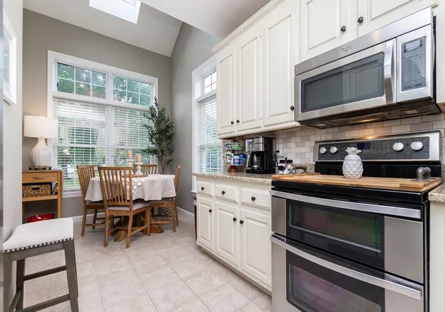 4th image of 4 Kingson Ln #1, Medway, MA 02053 | MLS# 73566999