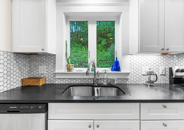 Photo 3 of Sale Pending at 15 S Flagg St, Worcester, MA 01602 | MLS# 73568908 | Listing updated on 2026-09-09