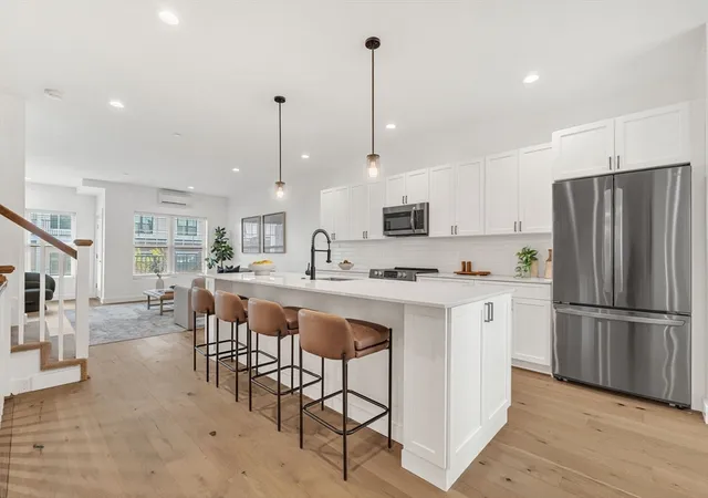 Listing Photo 2 - Condo for sale in building located at 635 Main St, Wilmington, MA 01887 - Unit #2