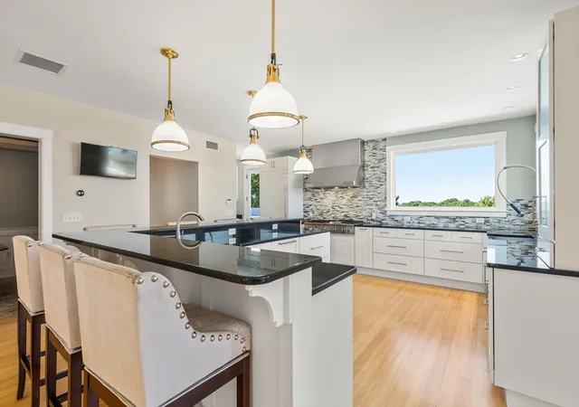 5th image of 18 Holly Hill Circle, Marshfield, MA 02050 | MLS# 73547359