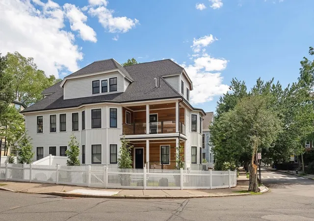 2nd image of 177 Thorndike St, Brookline, MA 02446