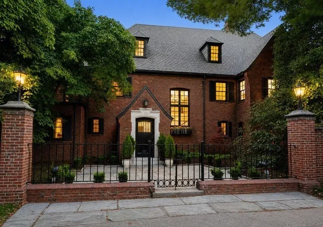 2nd image of 372 Warren St, Brookline, MA 02445 | MLS# 73564889