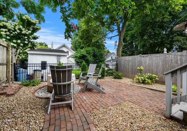 2nd image of 16 Warren St, Newburyport, MA 01950